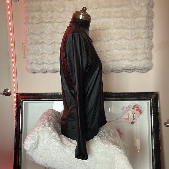 No name brand faux leather top with fuzzy winter lining on the inside black NWOT - Picture 5 of 8